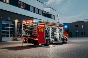 Der Gerätewagen auf einem Hof