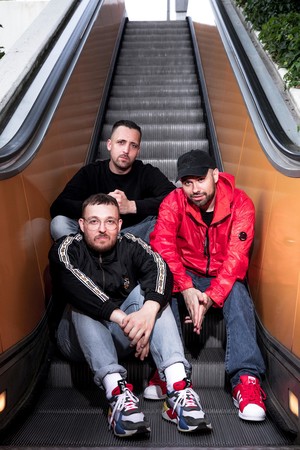 Die Antilopen Gang spielt am Donnerstag auf dem „Nichtival“. Panik Panzer (links), Danger Dan (Mitte) und Koljah (rechts) sind mittlerweile fester Bestandteil der Hip-Hop-Szene. Foto: Katja Ruge