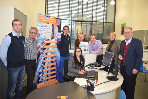 Hans-Dieter Clauser (r.) suchte bei der MEGA den Kontakt zu den jungen Mitarbeitern Louis Klotz (l.), Steffen Pawlik (3.v.l.) und Laura Arenz. Mit dabei waren auch MEGA-Geschäftsführer Udo Jürkenbeck (2.v.l.), sein Ausbildungsleiter Werner Geser, Bürgermeister Daniel Zimmermann (3.v.r.) sowie Estelle Dageroth (2.v.r.), Leiterin der städtischen Wirtschaftsförderung. Foto: Norbert Jakobs