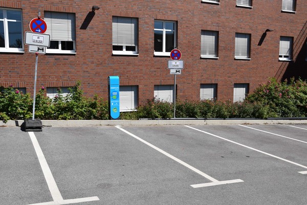 An der Längsseite des Parkplatzes am alten Teil des Rathauses hat die MEGA eine neue Ladesäule eingerichtet. Hier dürfen nur Stadtautos parken. Die Halteverbotsschilder werden noch ersetzt. Foto: Birte Hauke