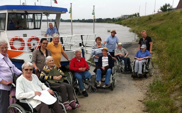 Auf der Fahrt mit dem Piwipper Böötchen auf die andere Rheinseite hatten Helfer und Senioren viele Gelegenheiten zum Austausch. Foto: Stadt Monheim am Rhein