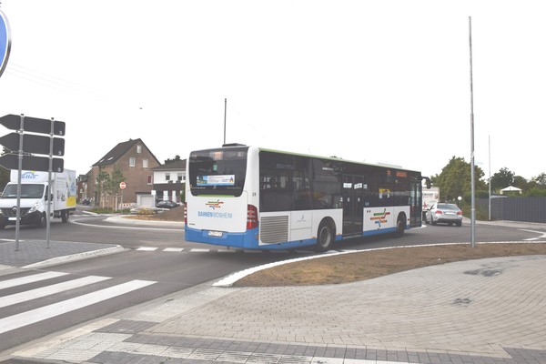 Seit Mittwochmittag, 19. Juni, ist der neue Kreisverkehr komplett für den Verkehr freigegeben. Foto: Norbert Jakobs