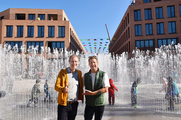 Bürgermeister Daniel Zimmermann und Künstler Jeppe Hein nach den ersten gemeinsamen Schritten zwischen den feinen Wänden aus Wasser. Foto: Thomas Spekowius