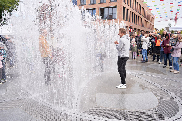 Wasserspiele! Wer geschickt zwischen den eiförmigen Fontänen stehen bleibt, bleibt trocken. 
