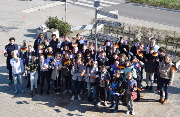 Nach dem Empfang im Rathaus wurde noch gemeinsam mit OHG-Schülern für ein Gruppenfoto vor dem Städtepartnerschaftsbaum posiert. Foto: Norbert Jakobs