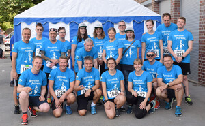 Die 20 Läuferinnen und Läufer der Stadtverwaltung in hellblauen T-Shirts mit dem Logo und Schriftzug der Stadt in weiß