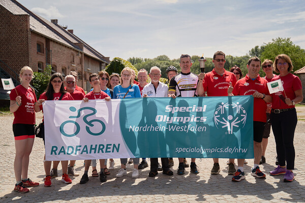 Die Gäste auf Haus Bürgel machten Werbung für die Landesspiele der Special Olympics vom 7. bis 10. September 2022 in Bonn und freuten sich über die große Monheim-Langenfelder Empfangsgruppe. Foto(s): Michael Hotopp