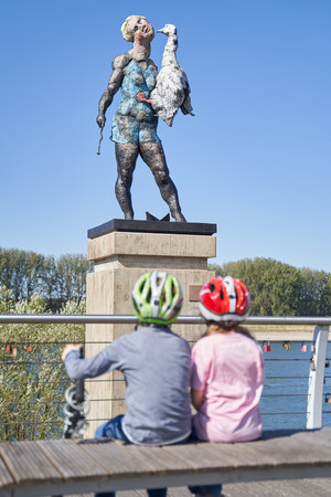 Blick mit Kinderaugen auf die neue Gänseliesel. Foto: Michael Hotopp