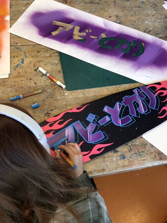 Im Workshop der Kunstschule können die Teilnehmenden ihre Longboards ganz individuell gestalten. Foto: Deckcraft