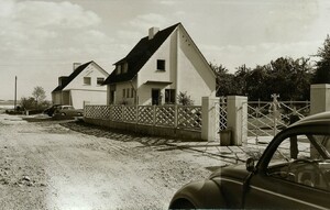 Mehrere Einfamilienhäuser an der Heinestraße, die Straße selbst wirkt wie ein Feldweg