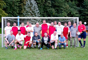 Monheimer und Wiender Neustädter Herren in Sportbekleidung vor einem Fußballtor