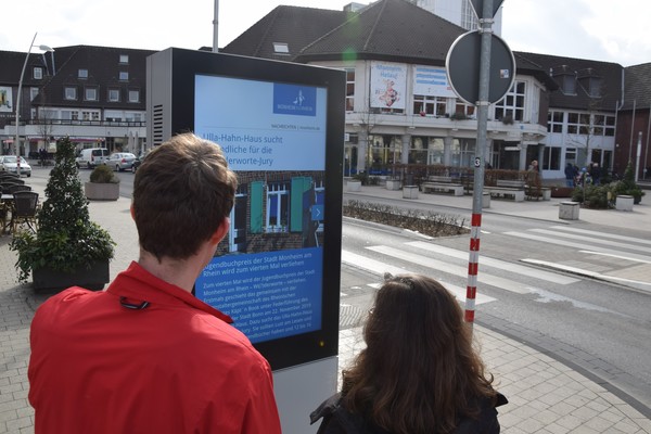 Auf den zweiseitigen Stadtdisplays, hier am Rathausplatz, werden unter anderem Veranstaltungen angekündigt und städtische Nachrichten angezeigt. Foto: Birte Hauke