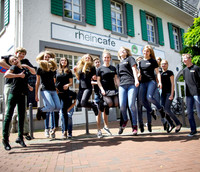Mehrere Schülerinnen und Schüler springen vor dem Rheincafé in die Luft