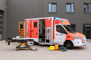 Ein Rettungswagen vor einem Gebäude