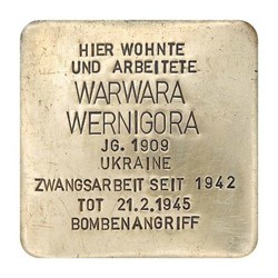 Stolperstein mit der Inschrift: Hier wohnte und arbeitete Warwara Wernigora, JG. 1909, Ukraine, Zwangsarbeit seit 1942, Tot 21.2.1945, Bombenangriff