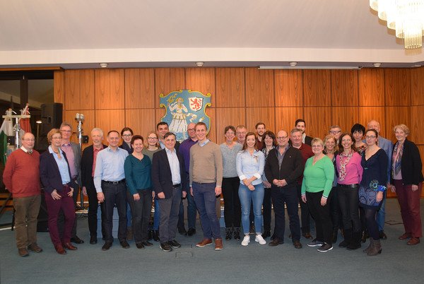 Bürgermeister Daniel Zimmermann und Mitglieder des Monheimer Stadtrats nahmen die Gäste aus dem schwäbischen Monheim im Ratssaal in Empfang. Foto: Thomas Spekowius