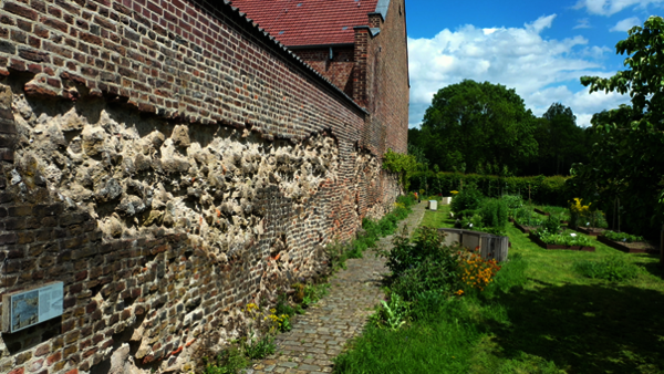 Teile der alten Mauern sind hier noch sehr gut erhalten. Foto: Anna-Lena Weber