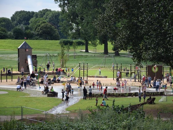 Der Mehrgenerationenspielplatz im Landschaftspark Rheinbogen wurde im vergangenen Sommer eröffnet. Jetzt sind auch die ersten Stationen des Naturerlebnispfads fertig. Foto: Birte Hauke