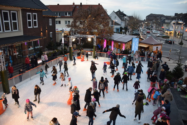 Wie in den vergangenen Jahren wird nun bereits zum vierten Mal eine kostenfrei nutzbare Eislaufbahn vor dem Rathaus aufgebaut. Foto: Birte Hauke