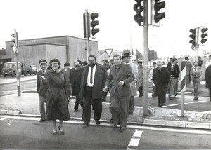 Der Fußgängerüberweg am Knotenpunkt Baumberger Chaussee / Berghausener Straße am 23. April 1981. Mehrere politische Vertreter überschreiten die Straße am Fußgängerüberweg