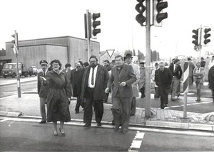 Der Fußgängerüberweg am Knotenpunkt Baumberger Chaussee / Berghausener Straße am 23. April 1981. Mehrere politische Vertreter überschreiten die Straße am Fußgängerüberweg