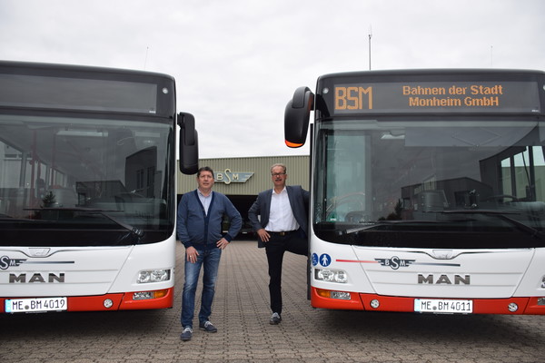 BSM-Geschäftsführer Detlef Hövermann (rechts) und Betriebsleiter Michael Hamann präsentieren die neuen Busse. Foto: Norbert Jakobs