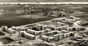 Bild in schwarz-weiß: ein Luftbild der vielen Hochhäuser im heutigen Berliner Viertel