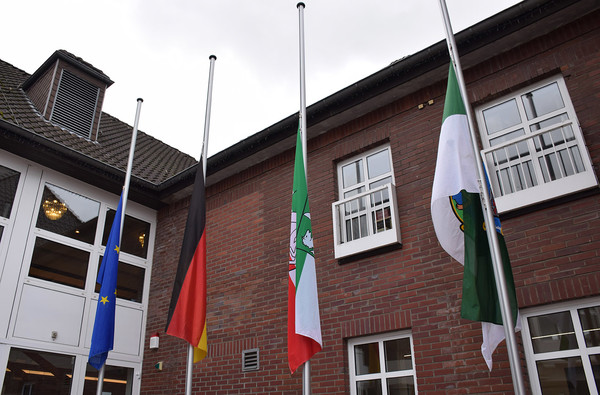 Vor dem Monheimer Rathaus sind die Flaggen bis Samstag auf halbmast gesetzt. Foto: Thomas Spekowius