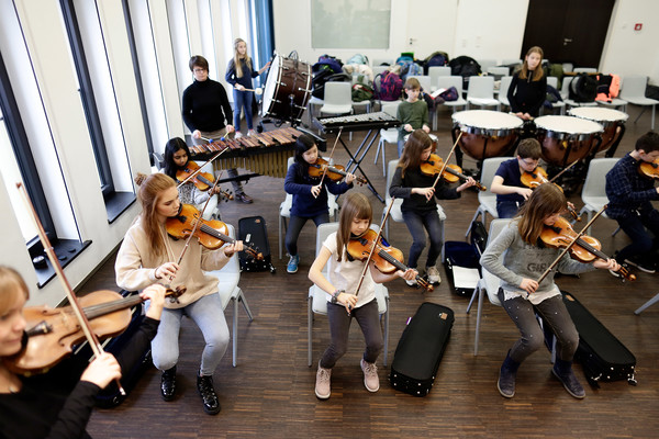 In der Orchesterklasse entscheiden sich die Kinder für ein Instrument, das sie zwei Jahre lang erlernen wollen und im Klassenorchester ausprobieren. Foto: Anna Schwartz