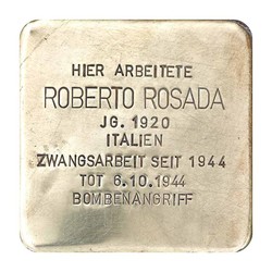 Stolperstein mit der Inschrift: Hier arbeitete Roberto Rosada, JG. 1920, Italien, Zwangsarbeit seit 1944, Tot 6.10.1944 Bombenangriff