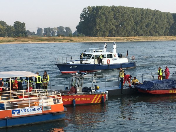 Ein Mehrzweckboot der Feuerwehr war für den Einsatz schnell bereit. Foto: Hartmut Baur