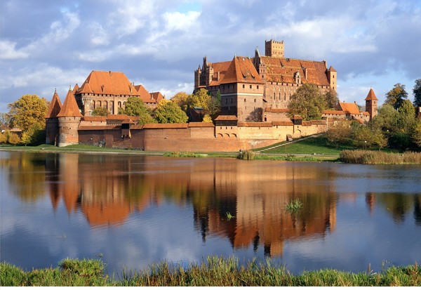 Beeindruckend: Die Malborker Marienburg ist der größte Backsteinbau Europas und UNESCO-Weltkulturerbe. Foto: Schlossmuseum Marienburg
