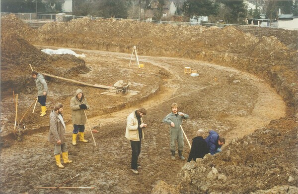 Auf Haus Bürgel berichtet Dr. Dieter Hupka anschaulich von spannenden Funden und ihrer Geschichte. Foto: Erich Otten