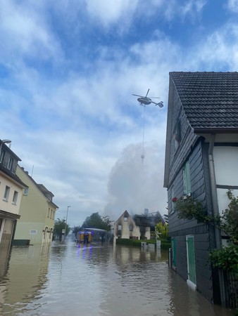 Ein Unimog der Monheimer Feuerwehr, der auch in tieferem Wasser agieren kann, wurde in Leichlingen eingesetzt. Foto: Feuerwehr Monheim am Rhein