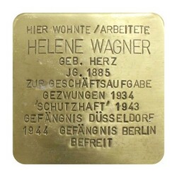 Stolperstein mit der Inschrift: Hier wohnte Helene Wagner, Geb. Herz, JG. 1885, Zur geschäftsaufgabe gezwungen 1934, Schutzhaft 1943, Gefängnis Düsseldorf, 1944 Gefängnis Berlin, Befreit