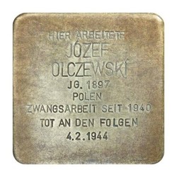 Stolperstein mit der Inschrift: Hier arbeitete Józef Olczewskí, JG. 1897, Polen, Zwangsarbeit seit 1940, Tot an den Folgen, 4.2.1944