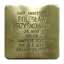 Stolperstein mit der Inschrift: Hier arbeitete Bolesław Krzyśkowiak, JG. 1908, Polen, Zwangsarbeit seit 1940, Tot 6.4.1945 Granatensplitter