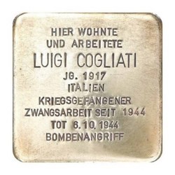 Stolperstein mit der Inschrift: Hier arbeitete Luigi Cogliati, JG. 1917, Italien, Kriegsgefangener, Zwangsarbeit seit 1944, Tot 6.10.1944 Bombenangriff