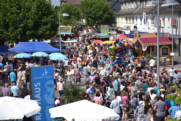 Traditionell platzt die Monheimer Innenstadt am Stadtfest-Sonntag fast aus alle Nähten. Eine schöne Gelegenheit auch für die heimischen Vereine, sich hier mit ihren vielfältigen Angeboten zu präsentieren. Foto: Thomas Spekowius