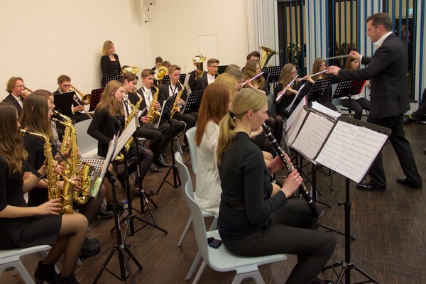 Musikschule und Gesamtschule kooperieren bei den Blasinstrumenten – wie hier beim Jugendblasorchester unter der Leitung von Thomas Sieger. Foto: Volker Hafner