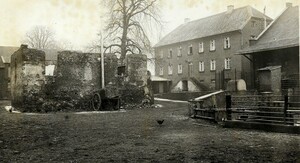 Altes schwarz-weiß Foto der Ruine der Maternus-Kapelle im Innenhof des Haus Bürgel