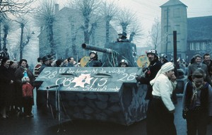Ein Karnevalswagen, der durch bemalte Pappen wie ein Panzer aussieht
