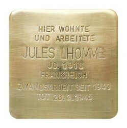 Stolperstein mit der Inschrift: Hier wohnte und arbeitete Jules Lhomme, JG. 1916, Frankreich, Zwangsarbeit seit 1943, Tot 28.3.1945