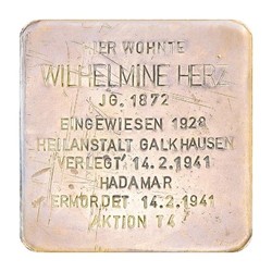 Stolperstein mit der Inschrift: Hier wohnte Wilhelmine Herz, JG. 1872, Eingewiesen 1928, Heilanstalt Galkhausen, Verlegt 14.2.1941, Hadamar, Ermordet 14.2.1941, Aktion T4