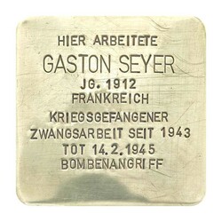 Stolperstein mit der Inschrift: Hier arbeitete Gaston Seyer, JG. 1912, Frankreich, Kriegsgefangener, Zwangsarbeit seit 1943, Tot 14.2.1945 Bombenangriff