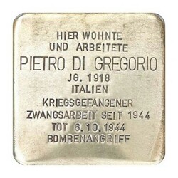 Stolperstein mit der Inschrift: Hier arbeitete Pietro Di Gregorio, JG. 1918, Italien, Kriegsgefangener, Zwangsarbeit seit 1944, Tot 6.10.1944 Bombenangriff