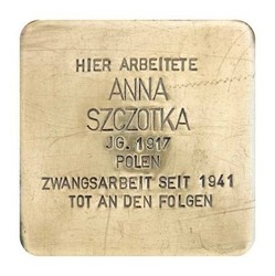 Stolperstein mit der Inschrift: Hier arbeitete Anna Szczotka, JG. 1917, Polen, Zwangsarbeit seit 1941, Tot an den Folgen
