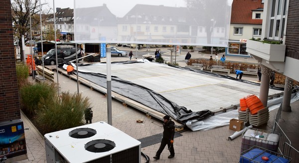 Auf dem Rathausvorplatz wird bis Freitag erstmalig eine Eislaufbahn aufgebaut. Foto: Birte Hauke