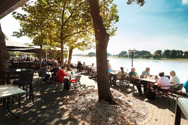 Laut einer Umfrage unter Hoteliers und Gastronomen ist das kulinarische Angebot in Monheim und die Lage am Rhein auch bei Touristen sehr beliebt. Foto: Thomas Lison