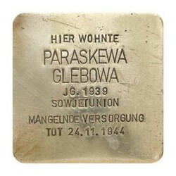 Stolperstein mit der Inschrift: Hier wohnte und arbeitete Paraskewa Glebowa, JG. 1939, Sowjetunion, Mangelnde Versorgung, Tot 24.11.1944